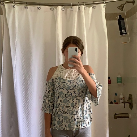 Off the shoulder flowy blouse - Picture 2 of 3